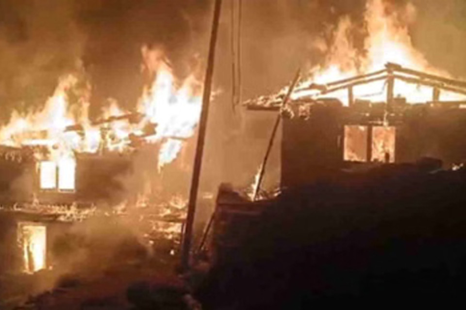 Uttarakhand: Fire wreaks havoc in the middle of the night! Two houses in Khanna village, Uttarkashi, are destroyed, causing damage worth lakhs.