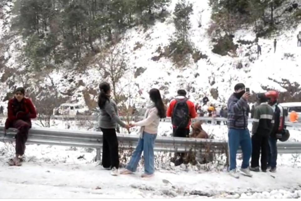 Nainital: After the snowfall, the lake city is bustling with tourists! Enjoy the valleys, and the mountains are also vibrant.