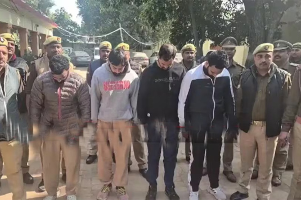 Gym Jihad: A religious conversion racket was operating under the guise of a gym in Mirzapur! Photos and videos of over 50 women were found on the phone; nine accused, including a head constable, were