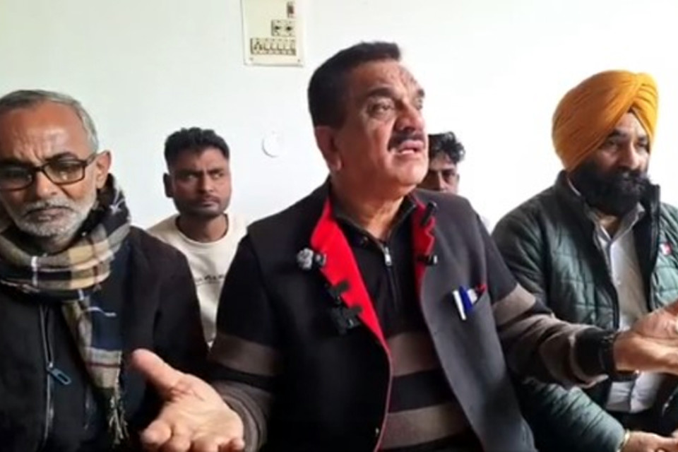 Rudrapur: Meena Sharma's allegations raise political heat! Thukral publicly apologizes, and his gunman is removed after the lawsuit.