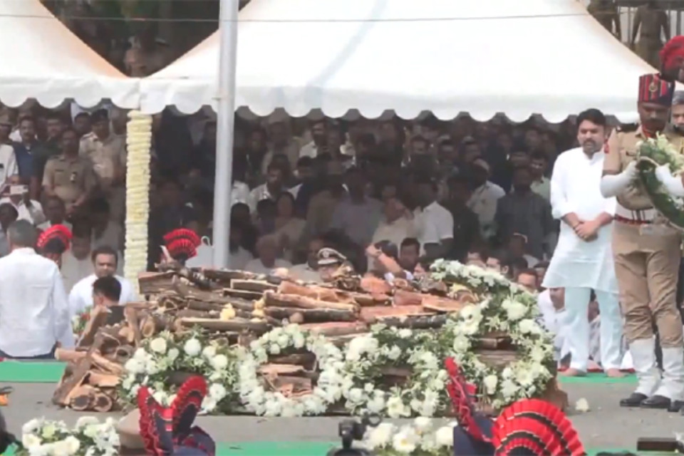 Ajit Dada merged into the five elements! Sons lit the funeral pyre, Baramati bid a tearful farewell.