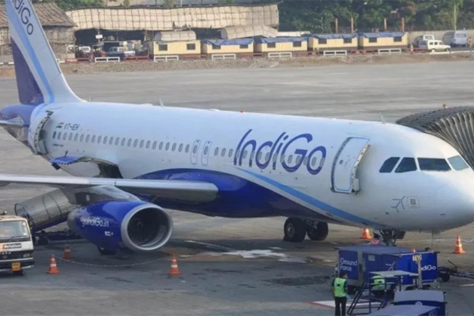 Big Breaking: A Kuwait-Delhi flight faces a bomb and hijack threat! An emergency landing is made in Ahmedabad, causing panic.