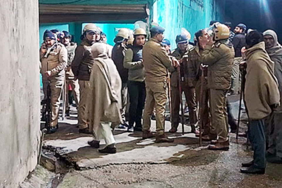 Uttarakhand: Bloody clashes erupt during a religious event in Roorkee! Two killed in shooting and violence; police patrol the village amid tension.