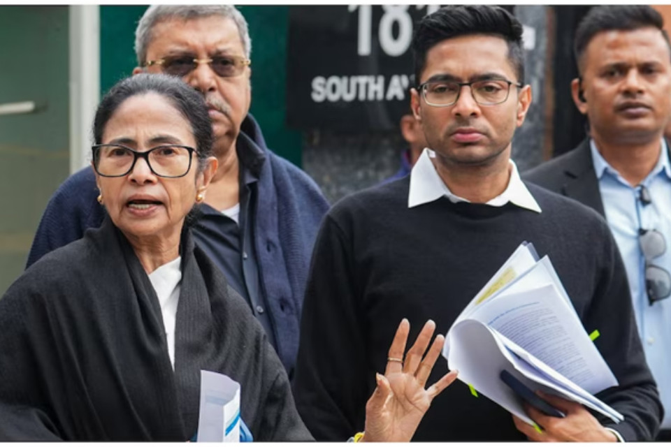Mamata Banerjee appeared in a new avatar: arguing in front of a row of lawyers! The Supreme Court heard every detail on the SIR issue, and the CJI assured a solution.
