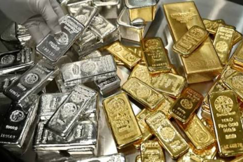 The shine has faded!! Gold and silver witness a sharp decline; gold falls by ₹40,000 and silver by ₹2 lakh.