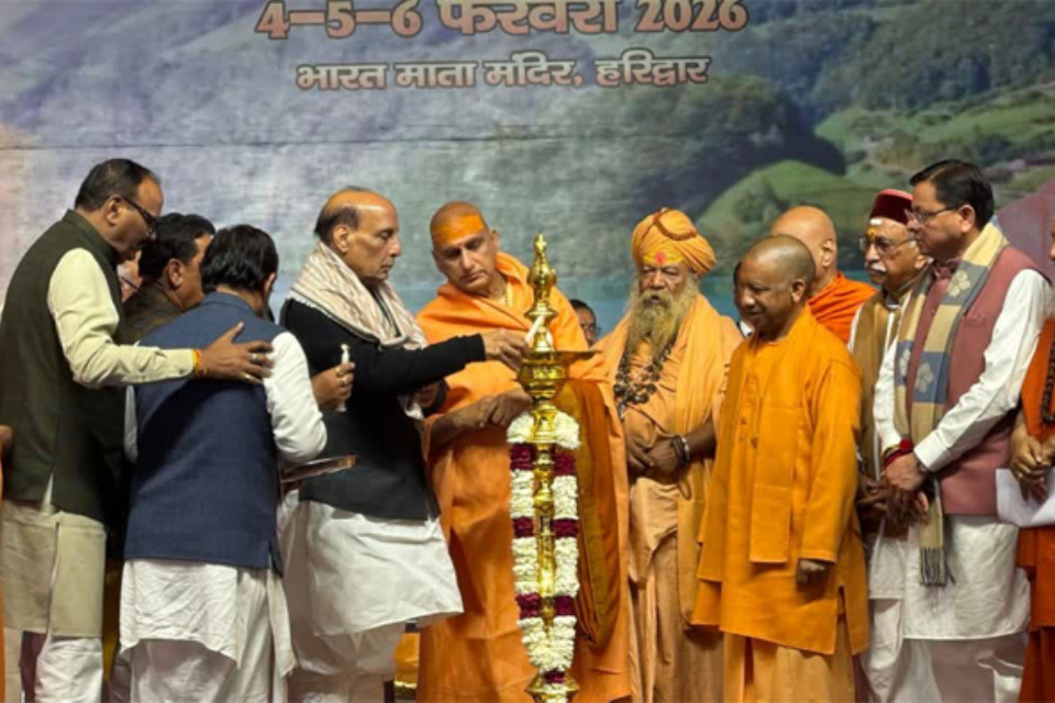 Uttarakhand: Defense Minister Rajnath Singh and Chief Minister Yogi Adityanath arrived in Haridwar! They attended the statue installation ceremony held at Saptarishi Maidan, and were welcomed by Chie