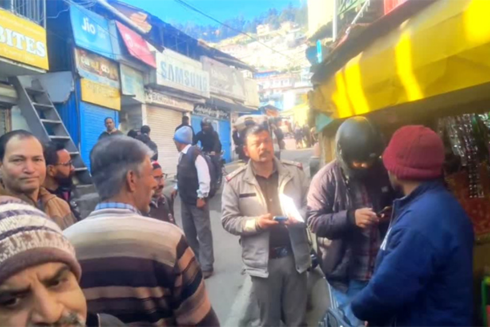 Sensational: A businessman's body was found inside a shop in Pauri! Traders were shocked, and police arrived at the scene.