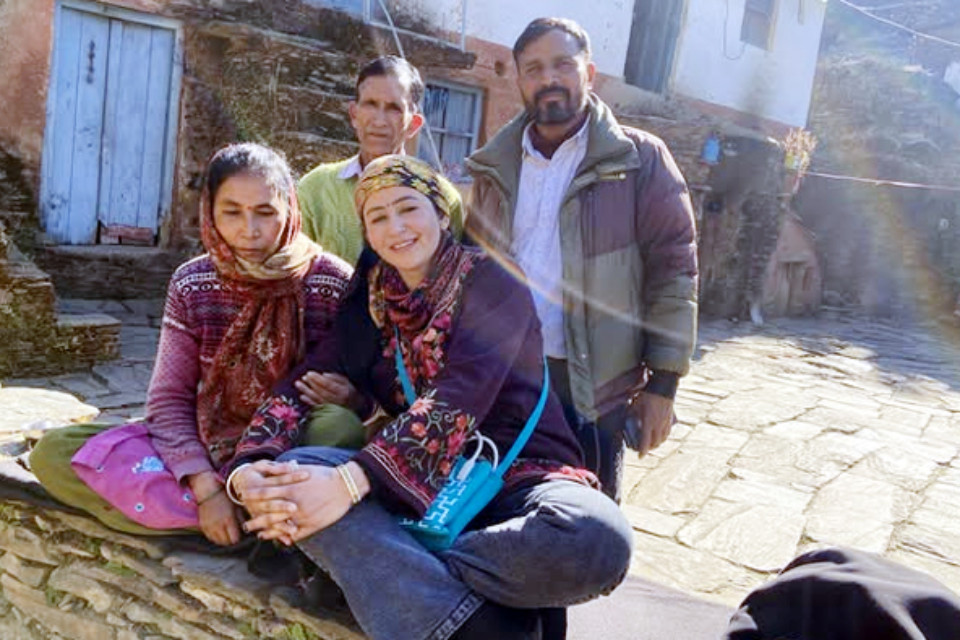 Uttarakhand: Blogger Jyoti Adhikari arrives in Ankita Bhandari's village, hands over financial assistance to her parents, assuring them of all possible help.