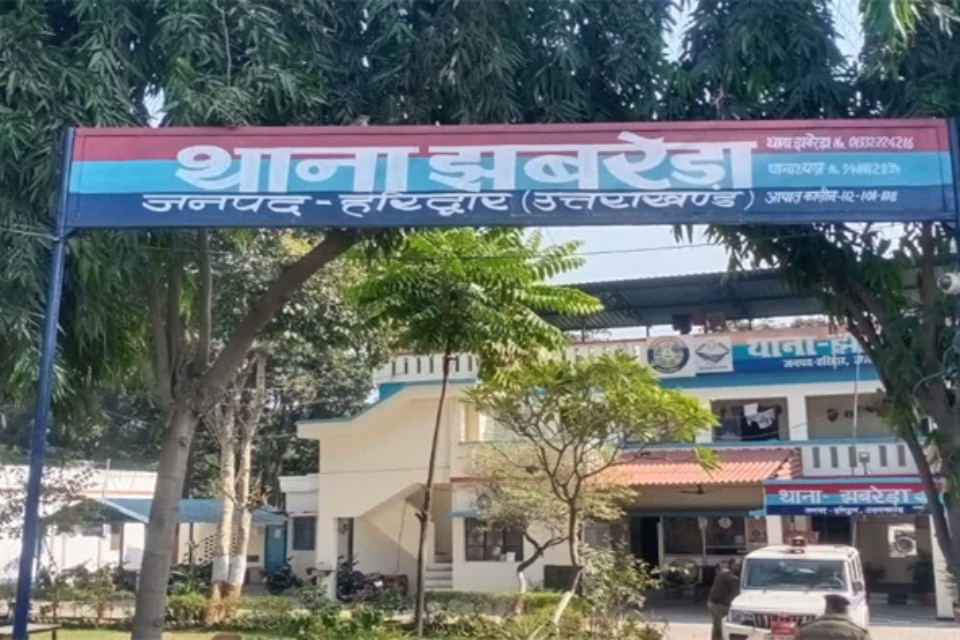 Uttarakhand: Teacher's shameful act! Angry people surround the police station after he sexually assaults a minor.