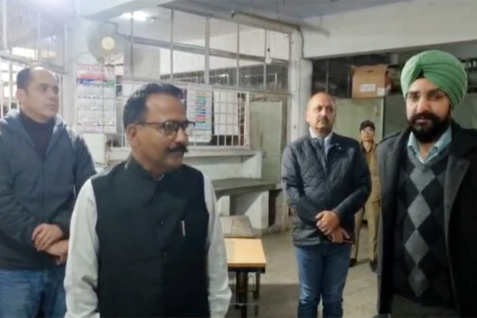 Haldwani: District Magistrate raids RTO office; finds flaws, reprimands middlemen, panics