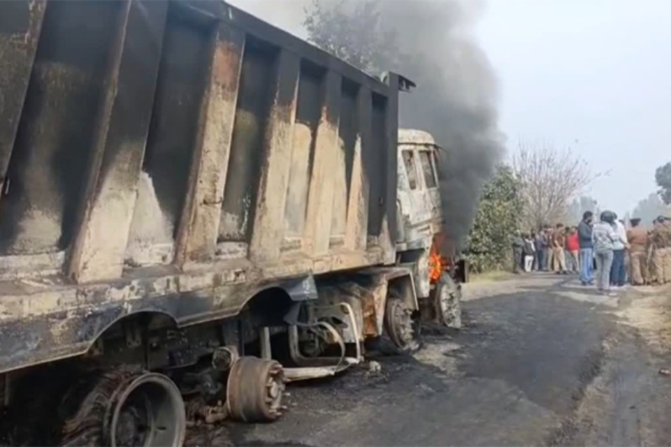 Udham Singh Nagar: A biker died in a road accident in Kashipur! An angry mob set a truck on fire, forcing police to be deployed.