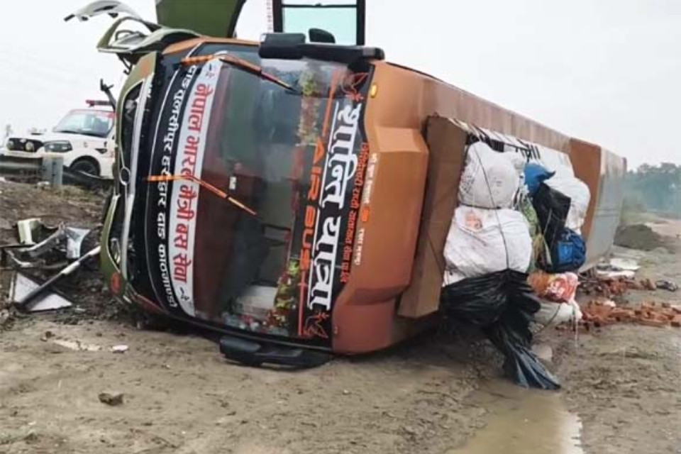 Major accident in Udham Singh Nagar: Haridwar-Nepal friendship bus overturns! 9 injured, including an infant, 2 critically injured