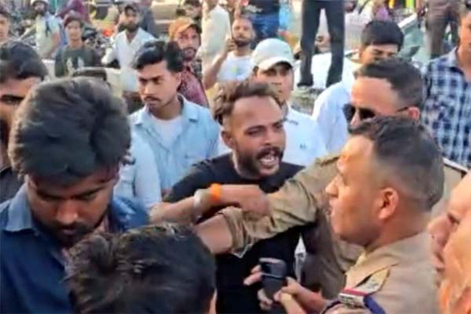 'Uproar' over Biryani in Rudrapur: Allegations of Registration Under a Concealed Identity; Youths Create Ruckus, Police Step In to Restore Order.