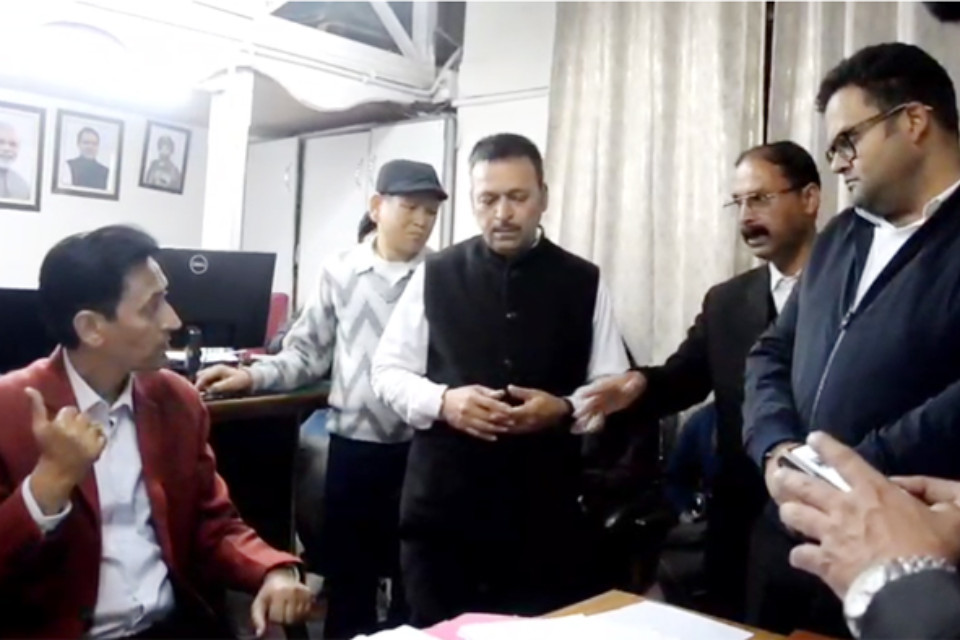 Nainital: Kumaon Commissioner conducts surprise inspection of SDM and Sub-Registrar offices! Dismayed by negligence in handling revenue matters pending for 20 years, demands explanation.