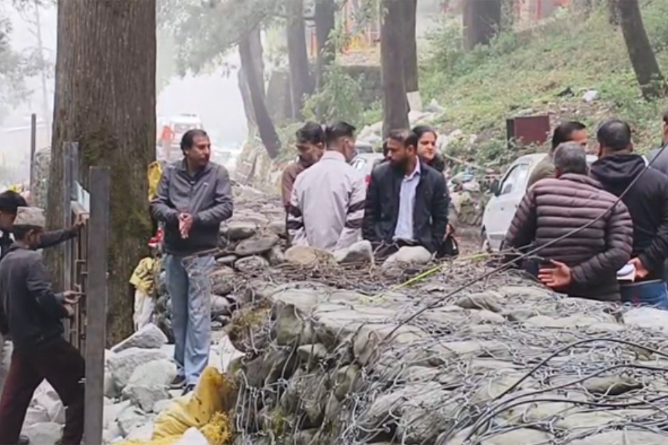 Nainital: The administration is taking a tough stand on the breach of the security wall in the Himalayan Darshan area. The SDM conducted a site inspection.