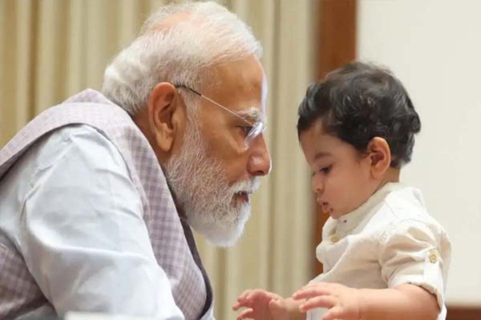 Little Guests at 'Seva Teerth': PM Modi Shares Heartwarming Moments with Children; Three Generations Receive the Prime Minister's Blessings.