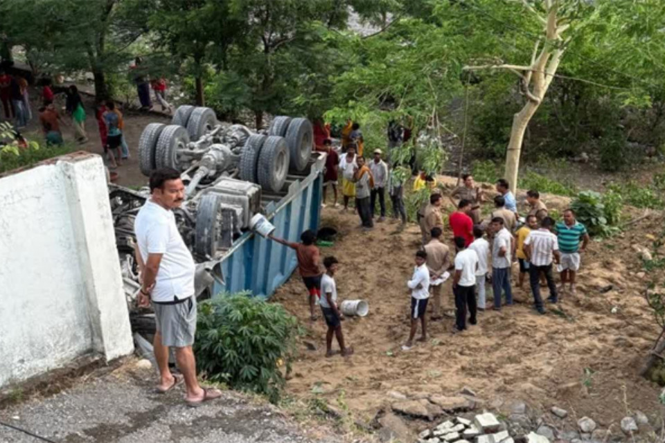 Tragic accident in Uttarakhand: An uncontrolled dumper falls into a field! The driver and a woman die, and the village is plunged into mourning.