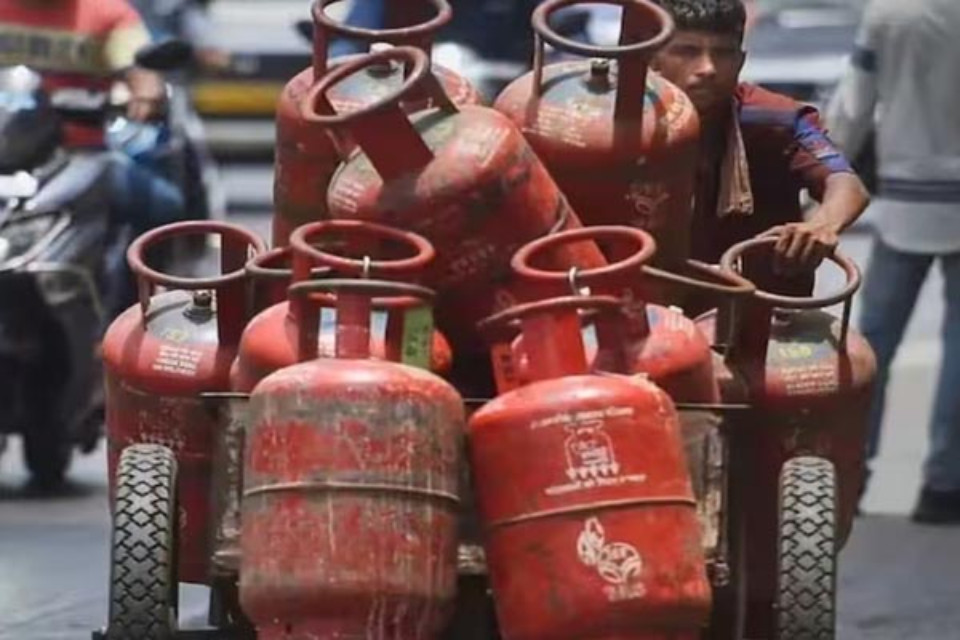New update on gas booking: LPG service for 50,000 consumers holding dual connections to be discontinued; Aadhaar reveals the truth.