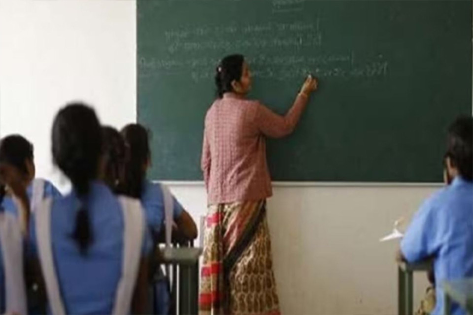 Attention! In Bihar, teachers will now face salary deductions for arriving late or leaving early; salaries will be processed based solely on online attendance recorded via 'e-Shiksha Kosh'.