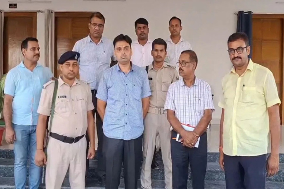 Major crackdown by the Vigilance Department at Vaishali Collectorate: Sub-divisional office clerk caught red-handed accepting a bribe of ₹2,000 outside the DM's office.