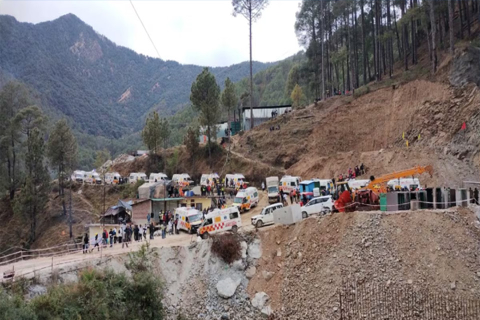 Midnight tragedy in Silkyara Tunnel: Heavy stone falls from above during work, claiming the life of a laborer from Jharkhand.