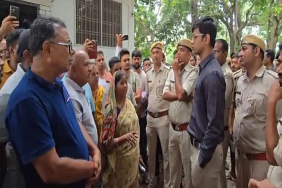 High-profile raid in Dumka: Forest Department raids the home of Shibu Soren's former PS's nephew; IFS officer camps at the site with a heavy police force.