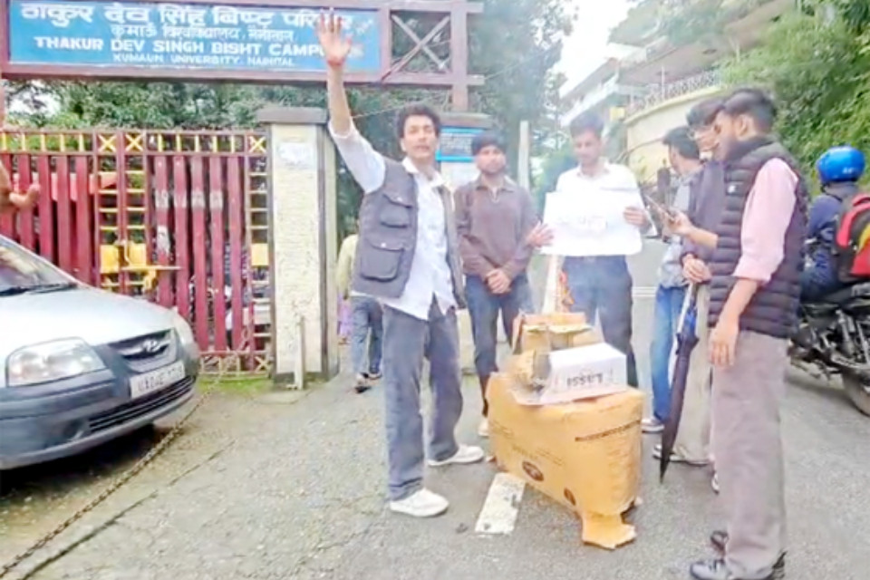 नैनीतालः डीएसबी परिसर में छात्र महासंघ का हल्लाबोल! आश्वासन के बाद भी मांगें पूरी नहीं होने पर निदेशक कार्यालय का घेराव, सोमवार तक का दिया अल्टीमेटम