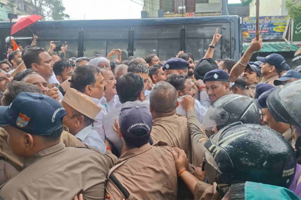 हल्द्वानी शुद्धिकरण मामलाः राजधानी में कांग्रेस का शक्ति प्रदर्शन! मुख्यमंत्री आवास कूच को निकले कार्यकर्ता, हाथीबड़कला में पुलिस ने रोका